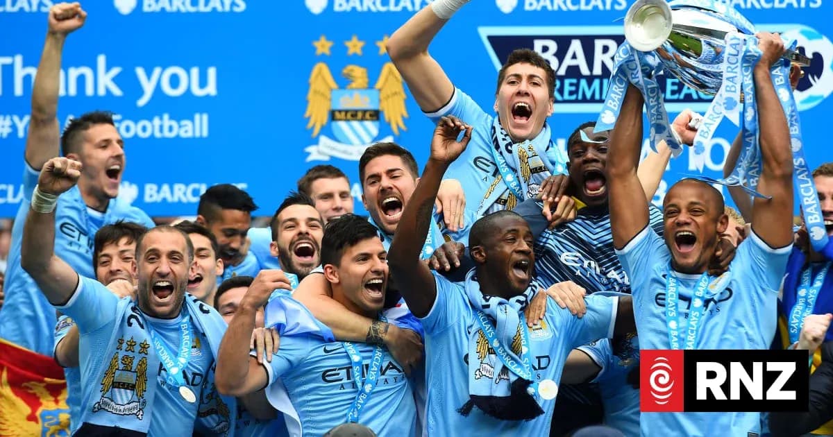 Jugadores de Manchester City celebrando un trofeo Jugadores de Manchester City celebrando un trofeo