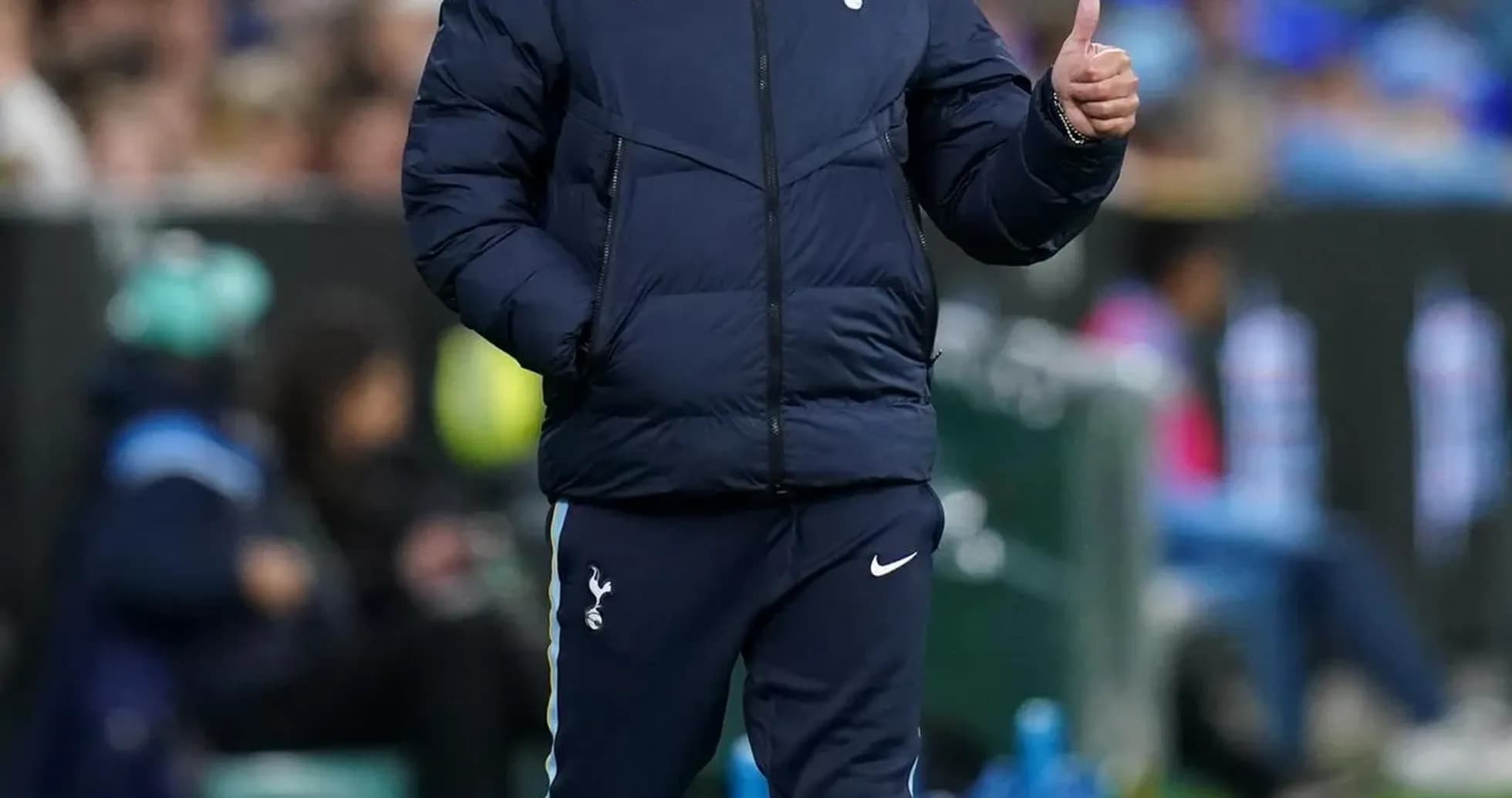 Entrenador de Tottenham dando señal de aprobación Entrenador de Tottenham dando señal de aprobación