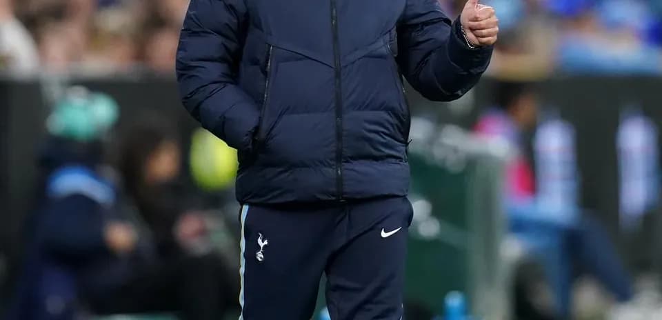 Entrenador de Tottenham dando señal de aprobación Entrenador de Tottenham dando señal de aprobación