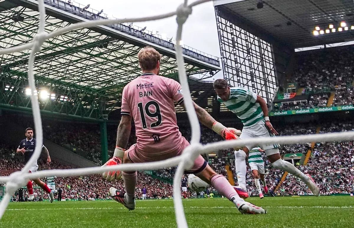 Jugador de Celtic intentando marcar gol ante portero Jugador de Celtic intentando marcar gol ante portero