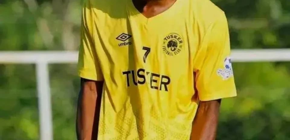 Jugador celebrando con camiseta amarilla de Tusker Jugador celebrando con camiseta amarilla de Tusker
