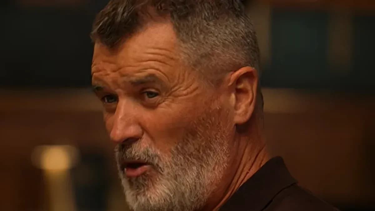 Hombre con barba hablando en un entorno interior Hombre con barba hablando en un entorno interior