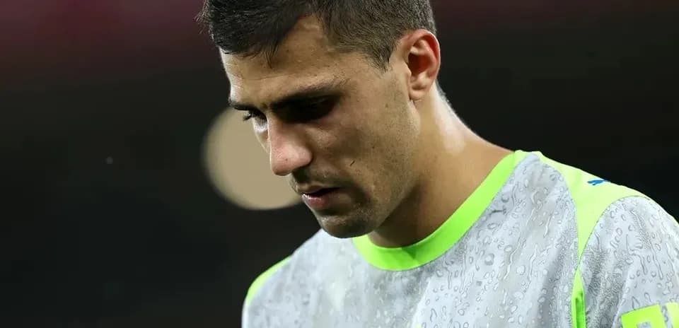 Jugador con camiseta de entrenamiento, mirando hacia abajo Jugador con camiseta de entrenamiento, mirando hacia abajo