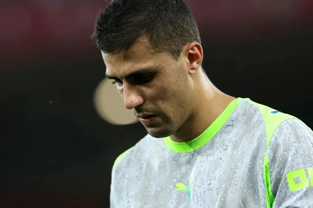 Jugador con camiseta de entrenamiento, mirando hacia abajo Jugador con camiseta de entrenamiento, mirando hacia abajo