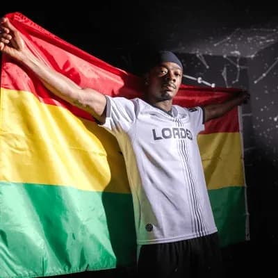 Jugador sosteniendo una bandera de Bolivia Jugador sosteniendo una bandera de Bolivia