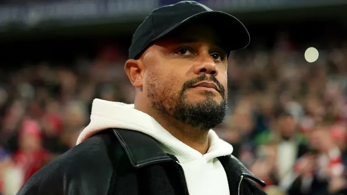 Hombre con gorra y abrigo en estadio Hombre con gorra y abrigo en estadio