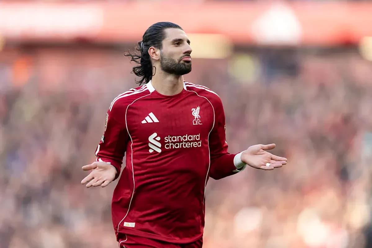 Jugador de Liverpool con camiseta roja en el campo Jugador de Liverpool con camiseta roja en el campo