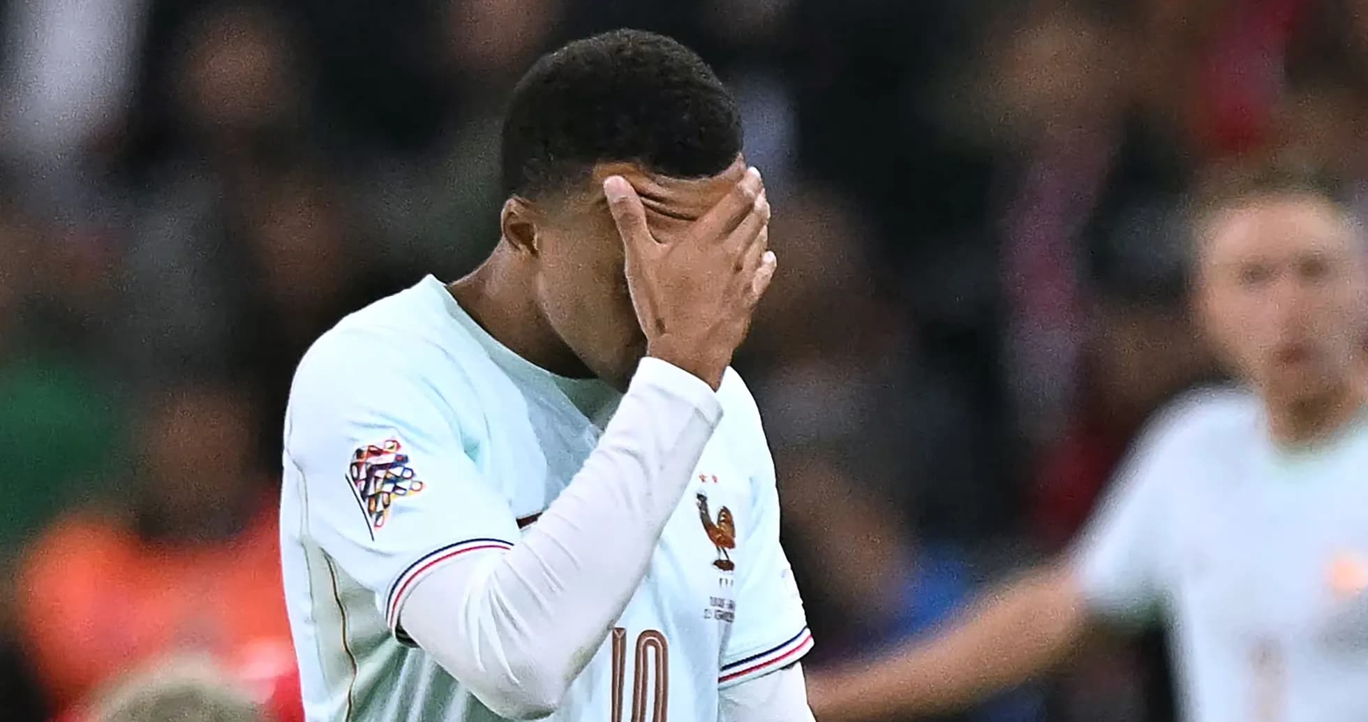 Jugador de Francia cubriendo su rostro durante el partido Jugador de Francia cubriendo su rostro durante el partido