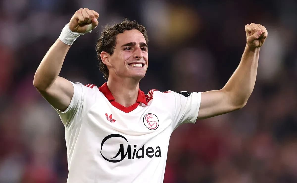 Jugador de Sevilla celebrando un gol Jugador de Sevilla celebrando un gol