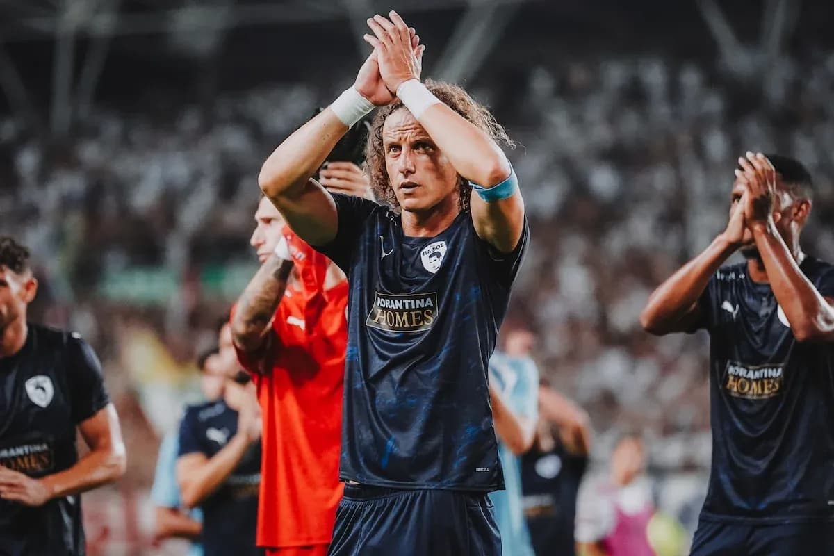 Jugador de Pafos aplaudiendo tras el partido Jugador de Pafos aplaudiendo tras el partido