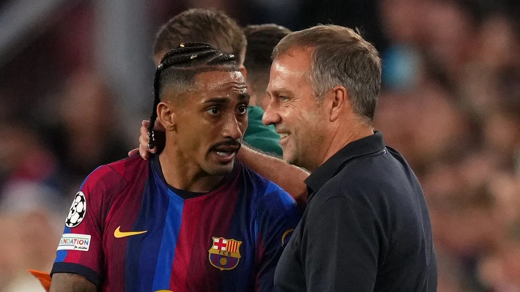 Jugador de Barcelona conversando con el entrenador Jugador de Barcelona conversando con el entrenador