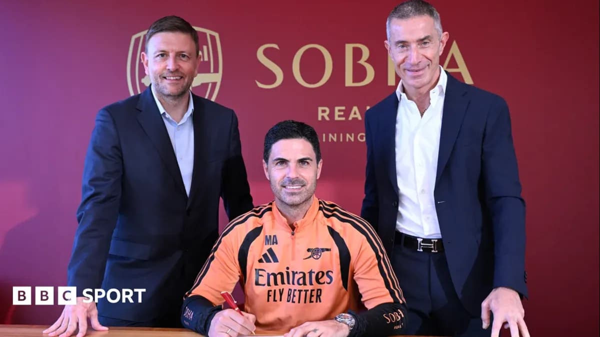 Entrenador firmando contrato con directivos del club Entrenador firmando contrato con directivos del club