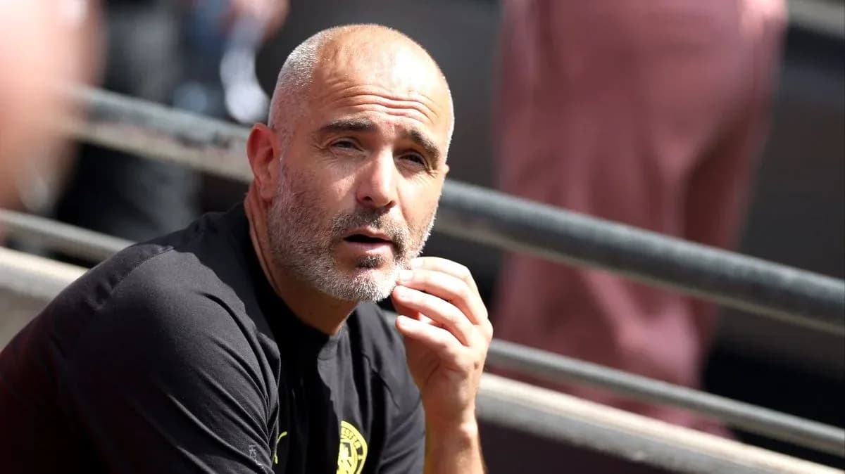 Entrenador observando el partido desde la banca Entrenador observando el partido desde la banca