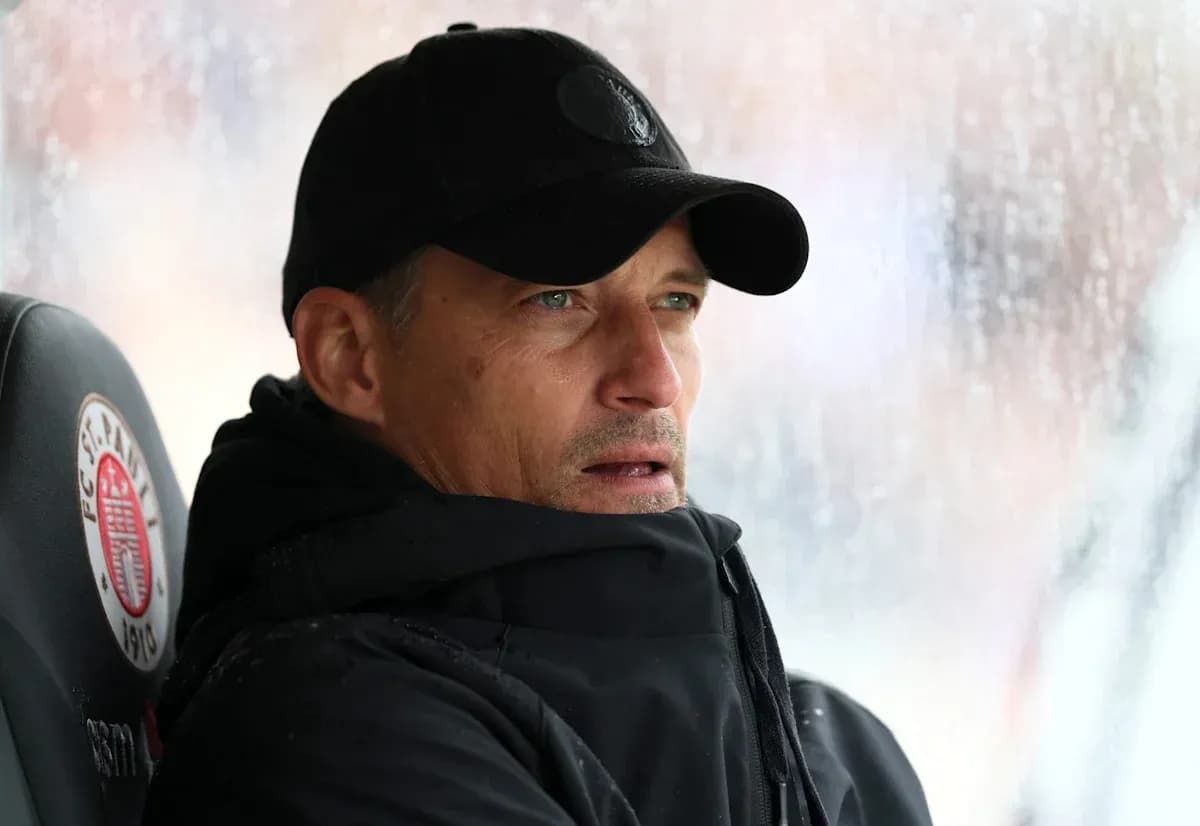Entrenador observando desde el banquillo durante el partido Entrenador observando desde el banquillo durante el partido