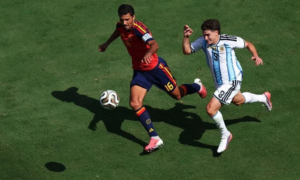 Jugadores persiguiendo el balón en partido de fútbol Jugadores persiguiendo el balón en partido de fútbol