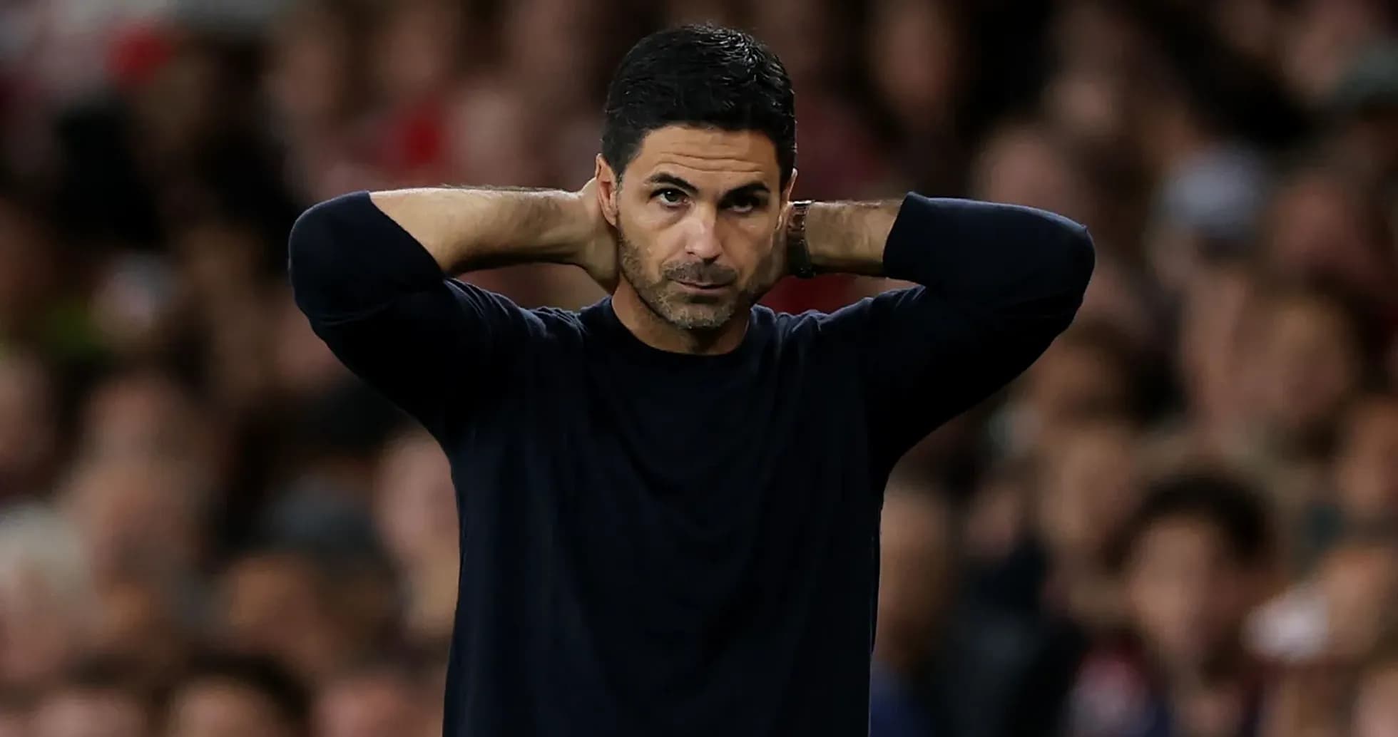 Entrenador con las manos en la cabeza durante partido Entrenador con las manos en la cabeza durante partido