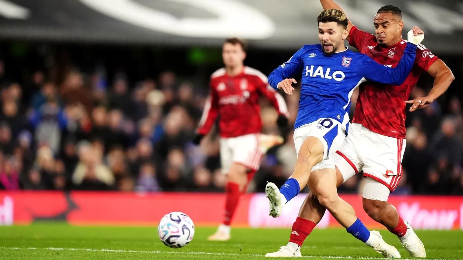 Jugador de Ipswich siendo derribado por defensor de Nottingham Jugador de Ipswich siendo derribado por defensor de Nottingham