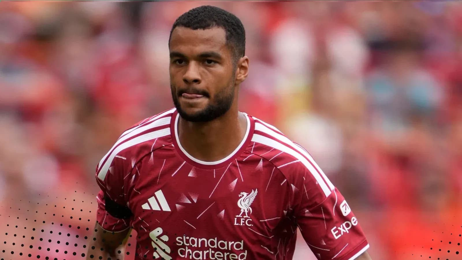 Jugador de Liverpool en la cancha durante un partido Jugador de Liverpool en la cancha durante un partido