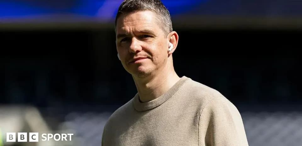 Hombre con auriculares en un estadio de fútbol Hombre con auriculares en un estadio de fútbol