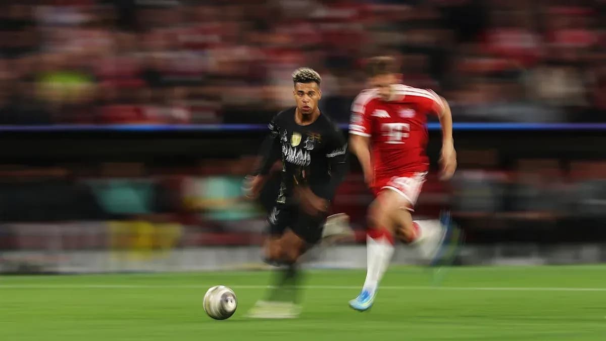 Jugador corriendo con el balón durante un partido Jugador corriendo con el balón durante un partido