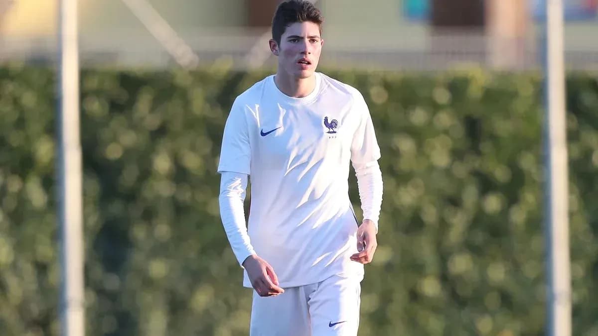 Jugador entrenando en campo con camiseta blanca Jugador entrenando en campo con camiseta blanca