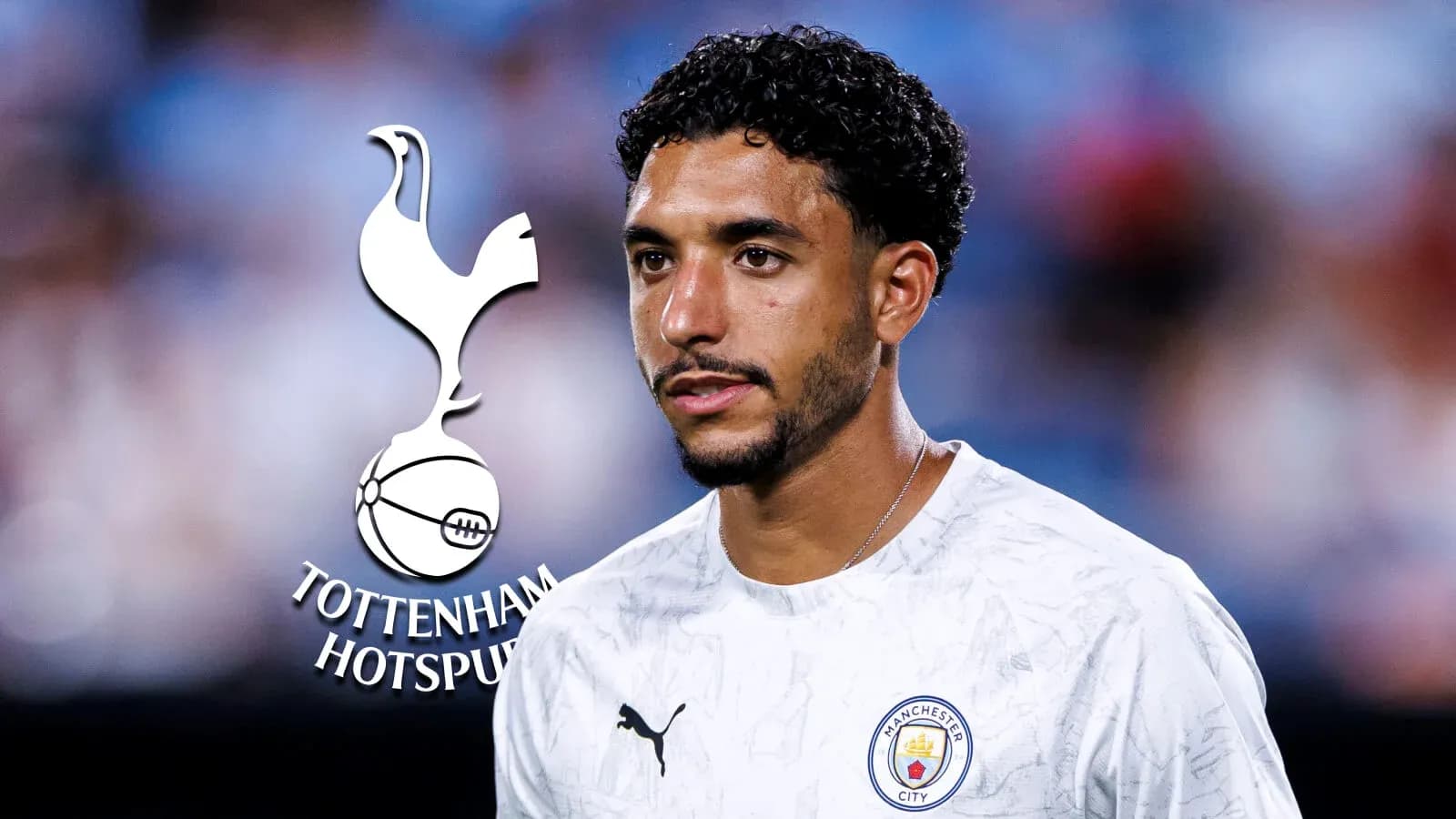 Jugador en uniforme de Manchester City con logo de Tottenham Jugador en uniforme de Manchester City con logo de Tottenham