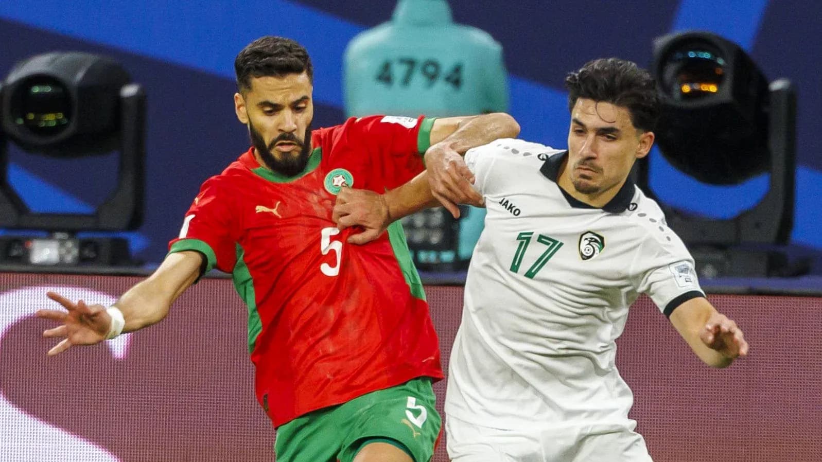 Jugadores de Marruecos y otro equipo disputando el balón Jugadores de Marruecos y otro equipo disputando el balón