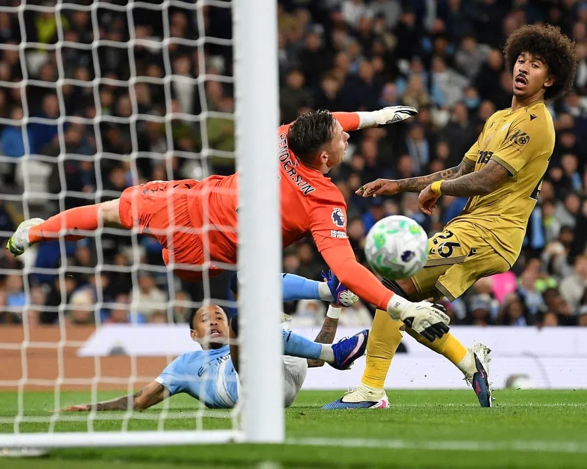 Jugador de Crystal Palace intenta marcar gol Jugador de Crystal Palace intenta marcar gol