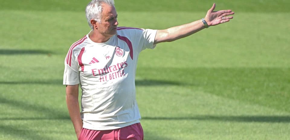 Entrenador dirigiendo la práctica en el campo Entrenador dirigiendo la práctica en el campo
