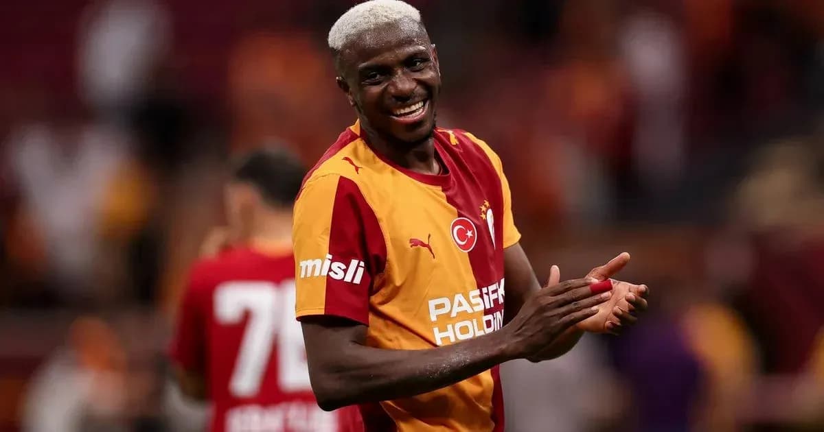 Jugador de Galatasaray sonriendo en el campo Jugador de Galatasaray sonriendo en el campo