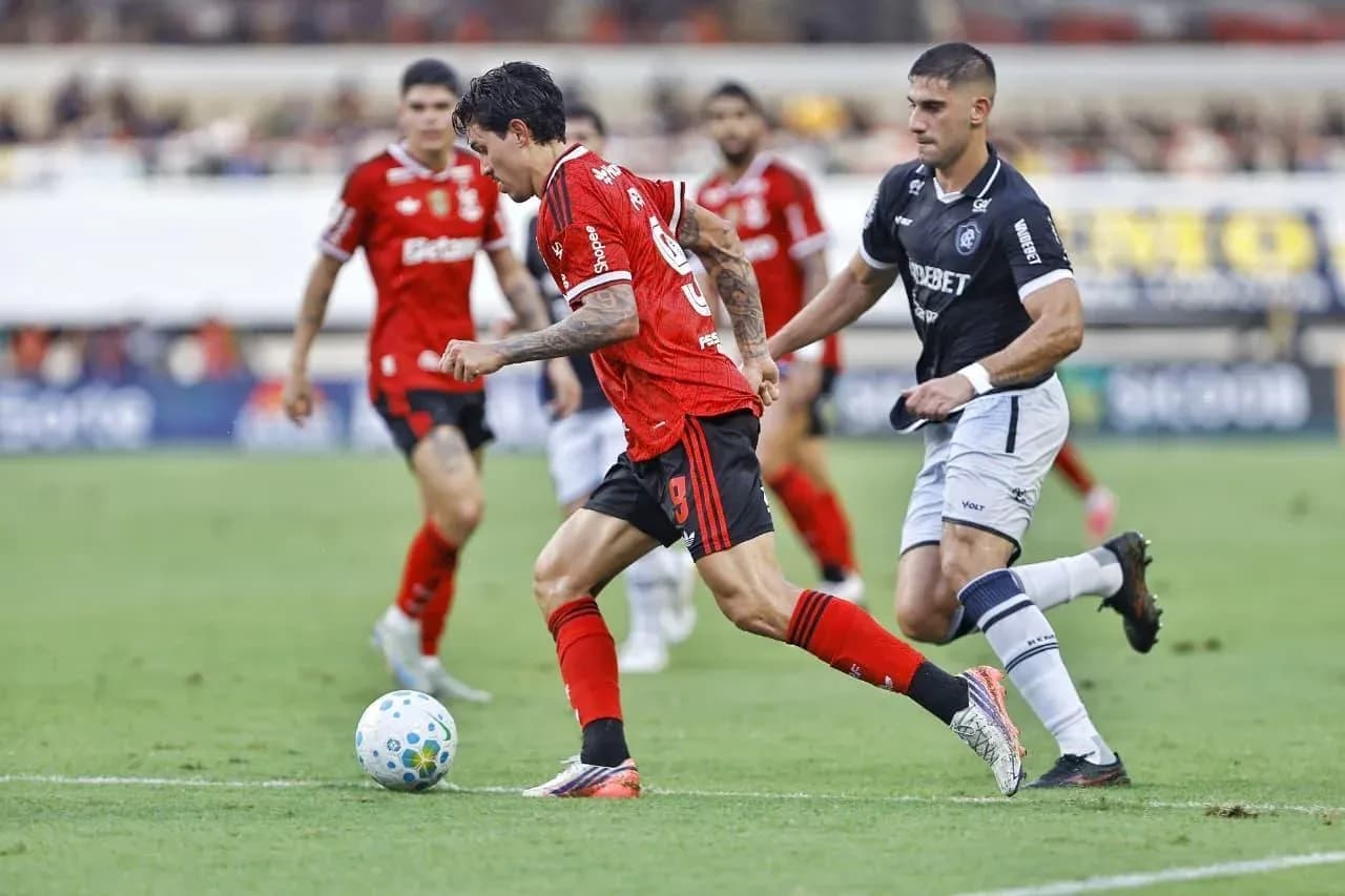 Remo y Flamengo en acción durante el partido Remo y Flamengo en acción durante el partido