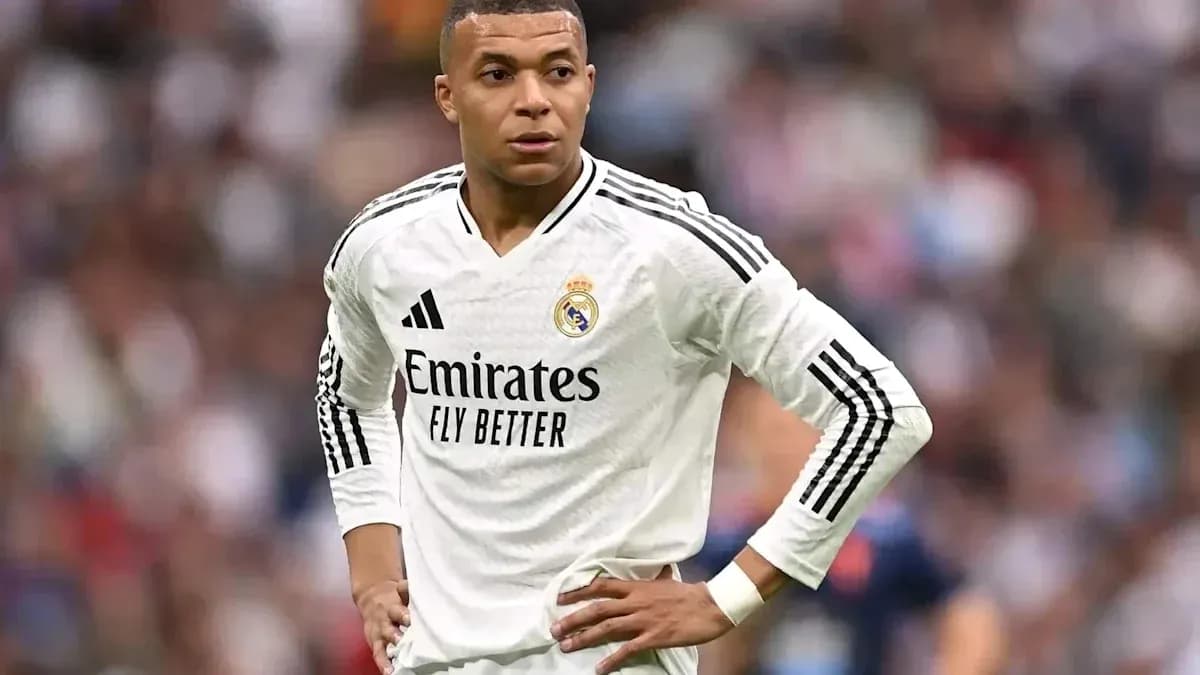 Jugador de Real Madrid en campo durante partido Jugador de Real Madrid en campo durante partido