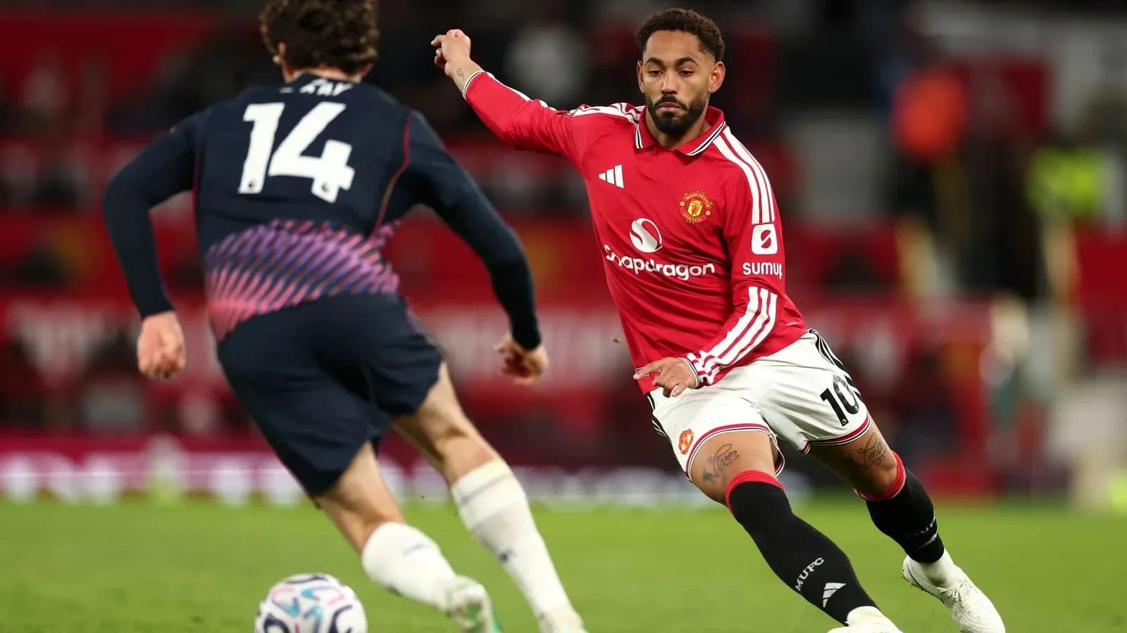 Jugador de Manchester United persiguiendo el balón Jugador de Manchester United persiguiendo el balón
