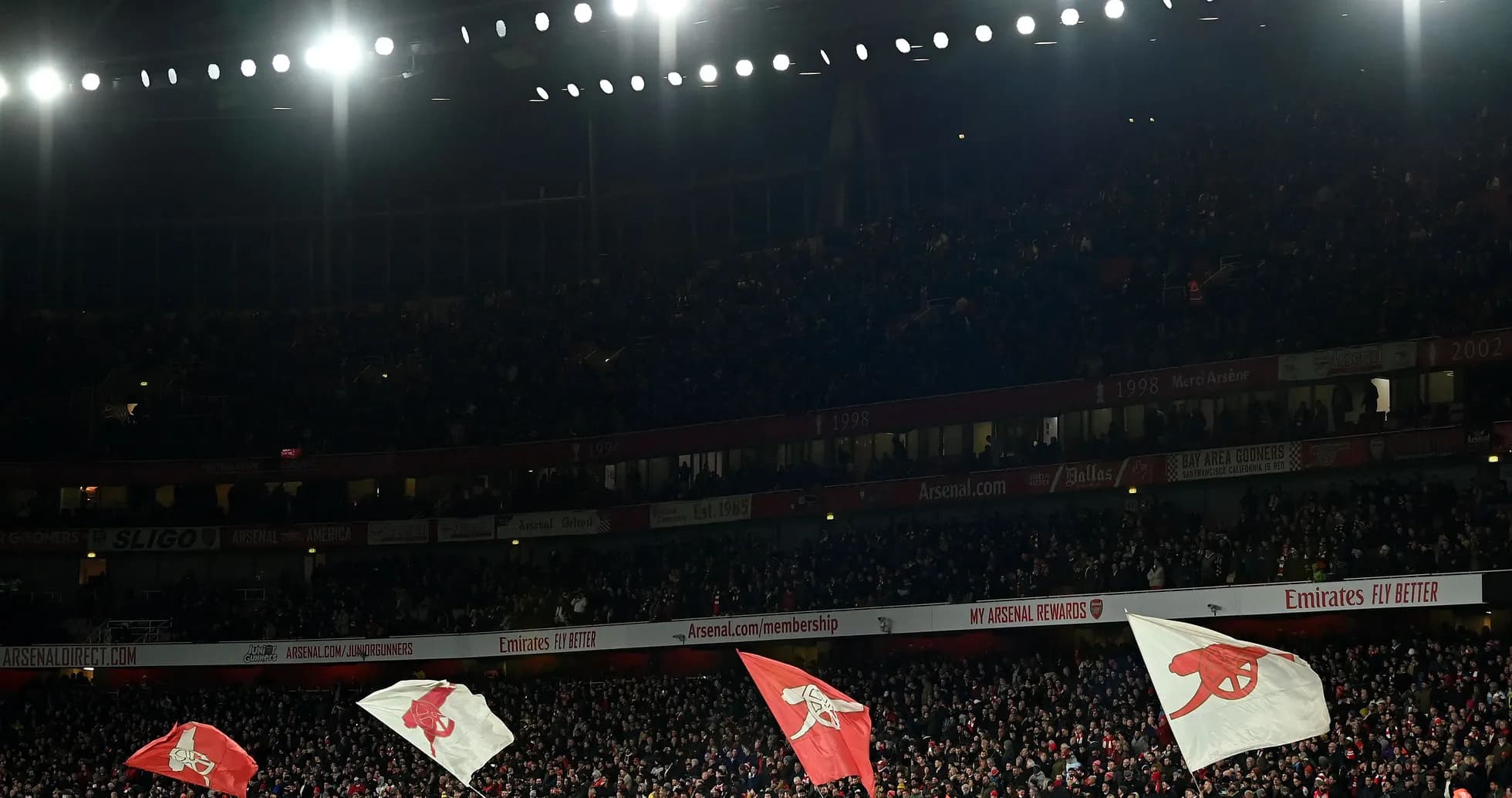 Aficionados ondeando banderas en el Emirates Stadium Aficionados ondeando banderas en el Emirates Stadium