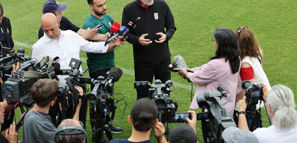 Entrenador hablando con periodistas en conferencia Entrenador hablando con periodistas en conferencia