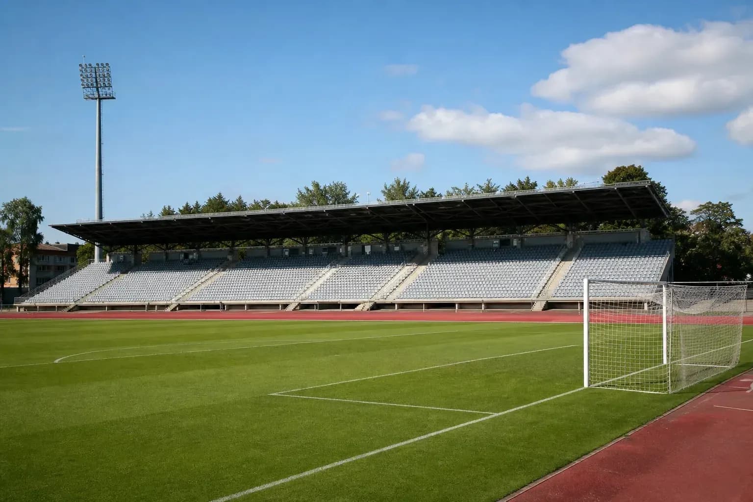Estadio vacío con césped y gradas desocupadas Estadio vacío con césped y gradas desocupadas