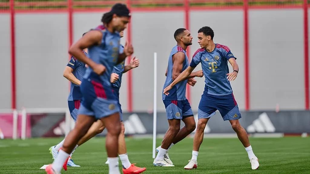 Jugadores entrenando en el campo de entrenamiento Jugadores entrenando en el campo de entrenamiento