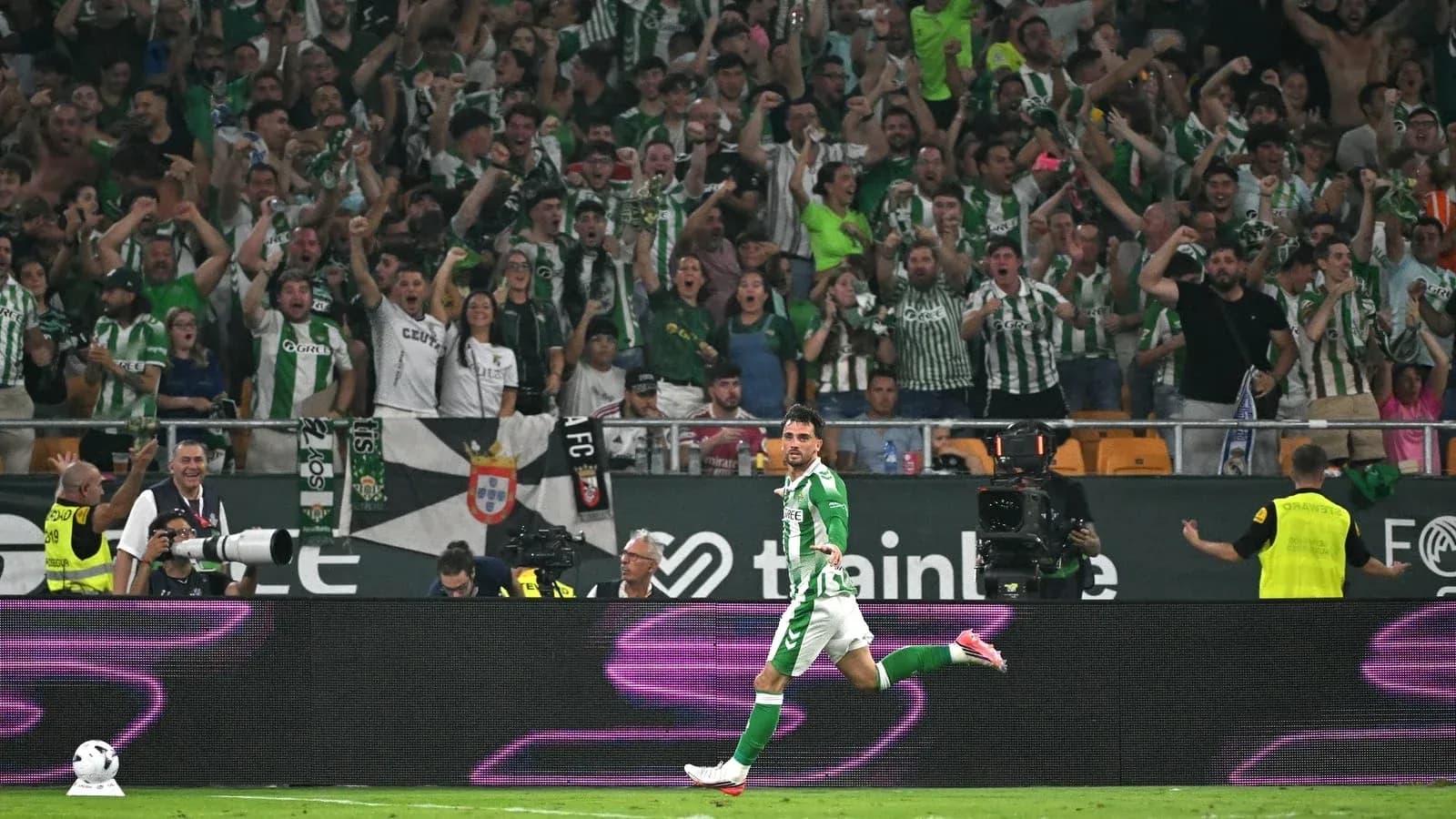 Jugador de Real Betis celebrando con aficionados en el estadio Jugador de Real Betis celebrando con aficionados en el estadio