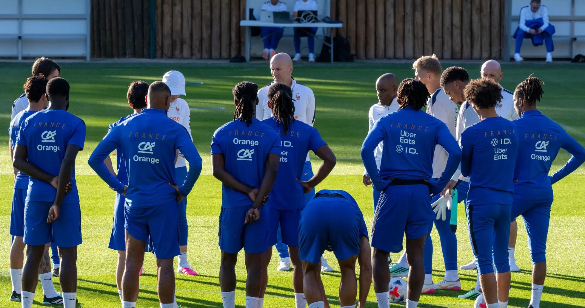 Equipo de Francia en sesión de entrenamiento con el entrenador Equipo de Francia en sesión de entrenamiento con el entrenador