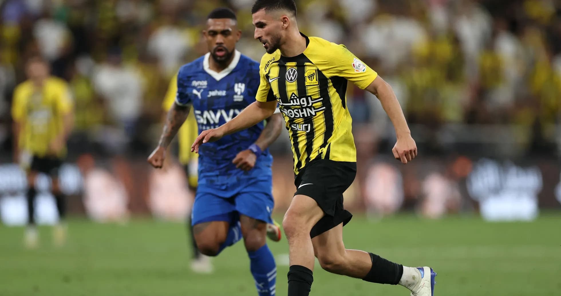 Jugador de Ittihad driblando a oponente de Al Hilal Jugador de Ittihad driblando a oponente de Al Hilal
