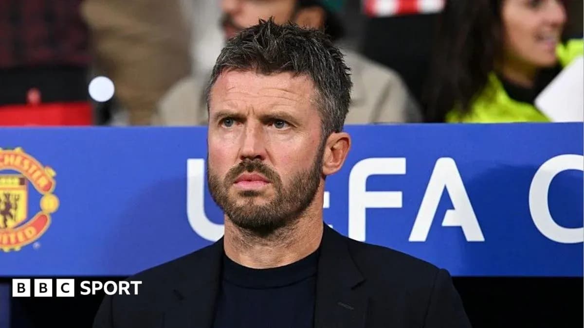Entrenador en el banquillo durante un partido Entrenador en el banquillo durante un partido