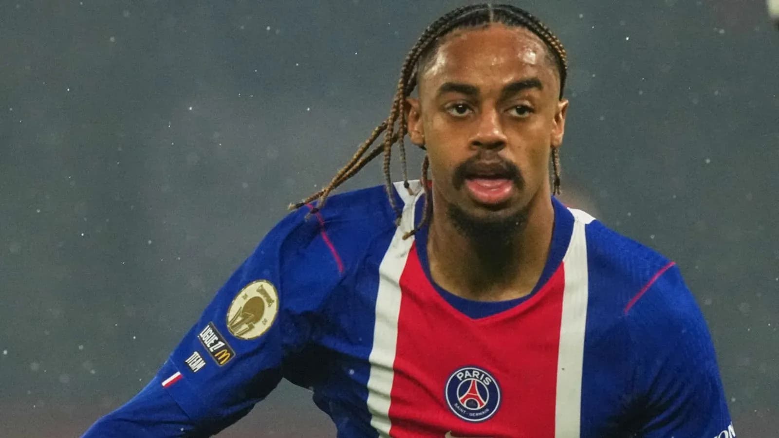 Jugador de PSG corriendo durante un partido Jugador de PSG corriendo durante un partido