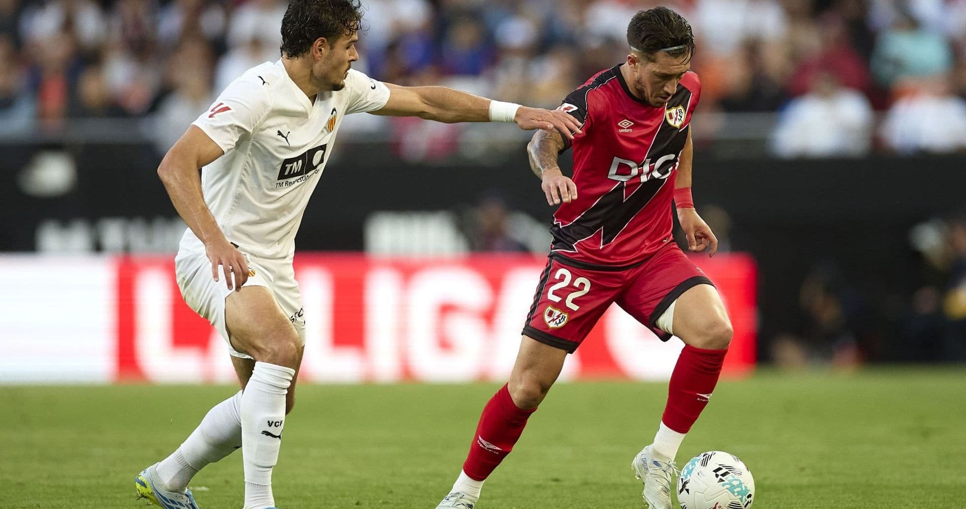 Jugador de Rayo Vallecano driblando a rival Jugador de Rayo Vallecano driblando a rival