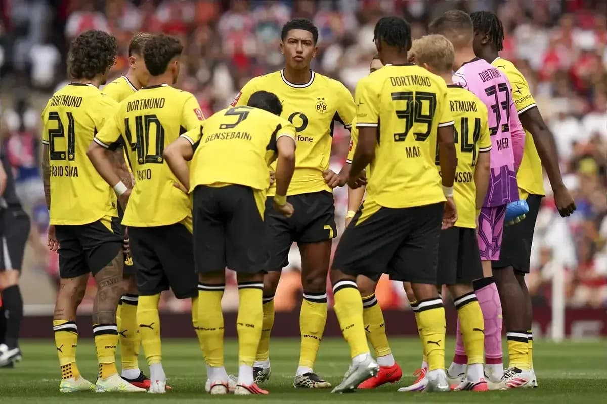 Jugadores de Dortmund en charla táctica en el campo Jugadores de Dortmund en charla táctica en el campo