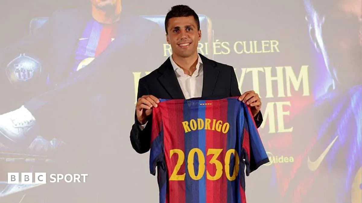 Jugador presenta camiseta de Barcelona con nombre y número Jugador presenta camiseta de Barcelona con nombre y número