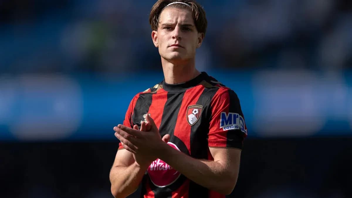 Jugador de Bournemouth aplaudiendo en el campo Jugador de Bournemouth aplaudiendo en el campo