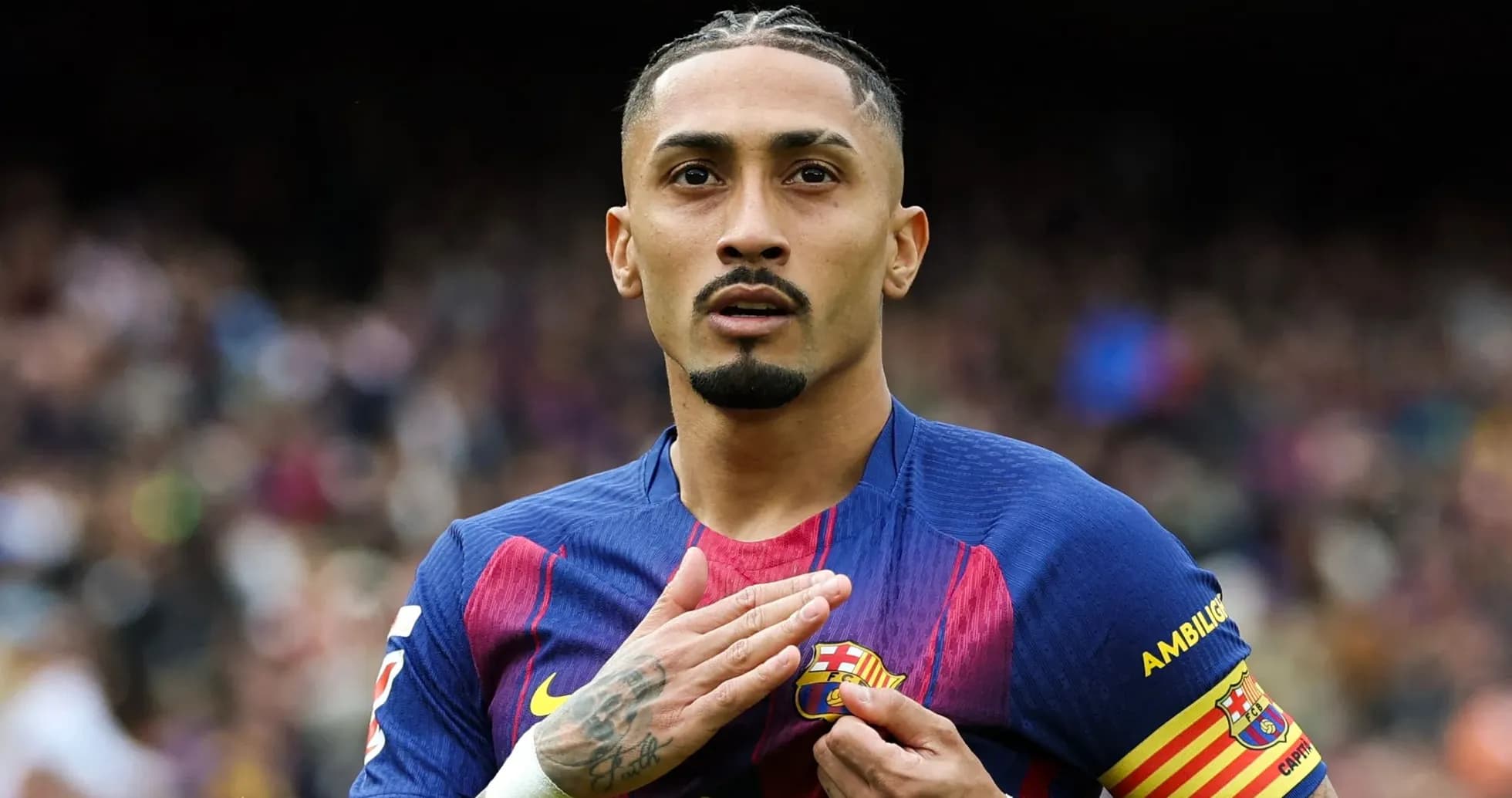 Jugador de Barcelona tocando el escudo del equipo Jugador de Barcelona tocando el escudo del equipo