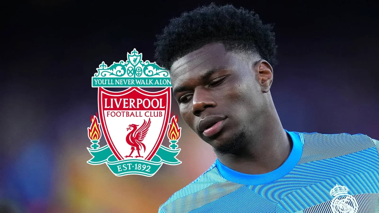 Jugador con camiseta de Real Madrid y logo de Liverpool Jugador con camiseta de Real Madrid y logo de Liverpool