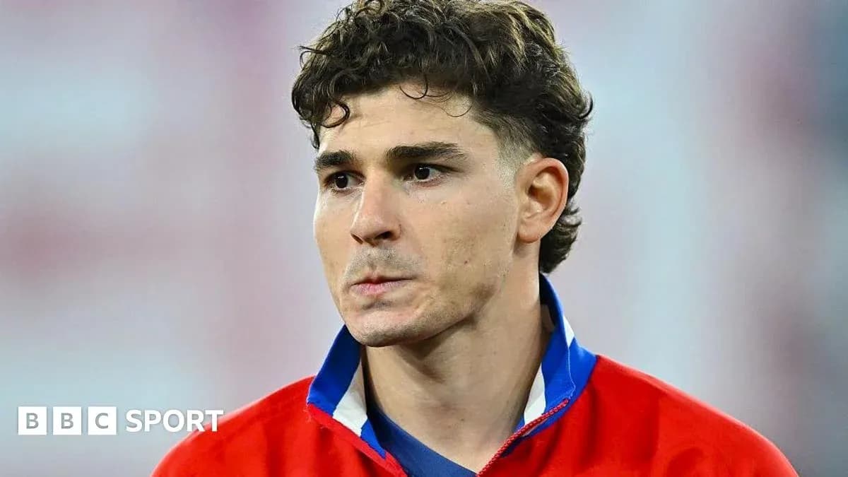 Jugador en uniforme, mirando hacia el horizonte Jugador en uniforme, mirando hacia el horizonte