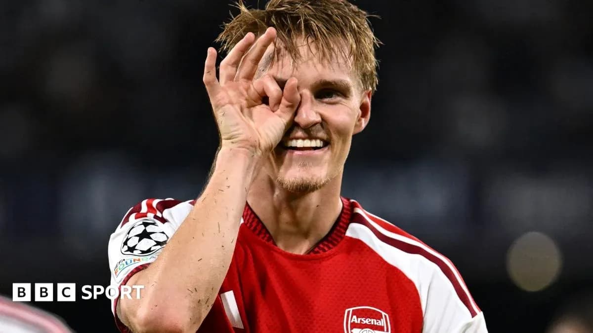Jugador de Arsenal haciendo un gesto con la mano Jugador de Arsenal haciendo un gesto con la mano